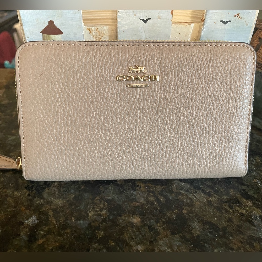 Coach Medium ID Zip around wallet beige